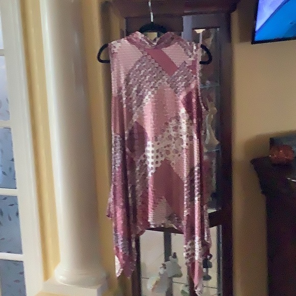 Top pink asymmetrical on sides pink flowers sleeveless gold design at ne… - Picture 2 of 9